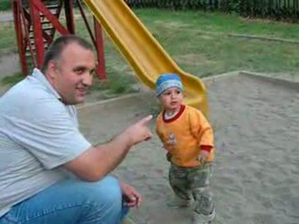 Edvin 26-Játék a homokozoban-május 16_mpeg2video