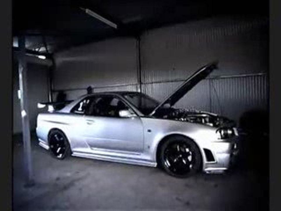 nissan skyline Z-tune sur circuit