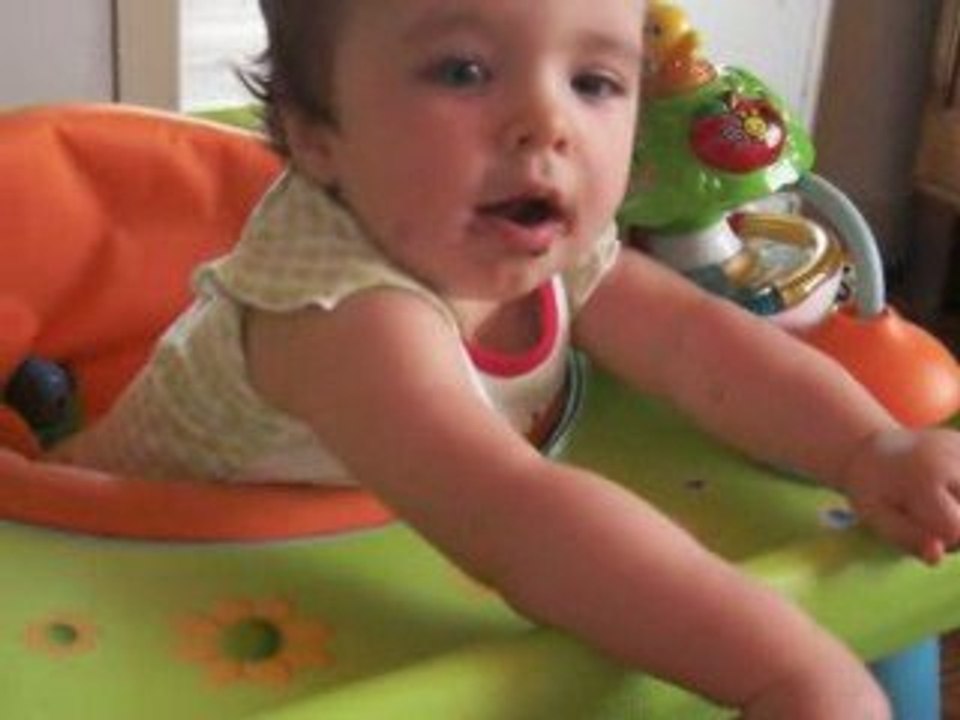 Eden mange un cookie au chocolat