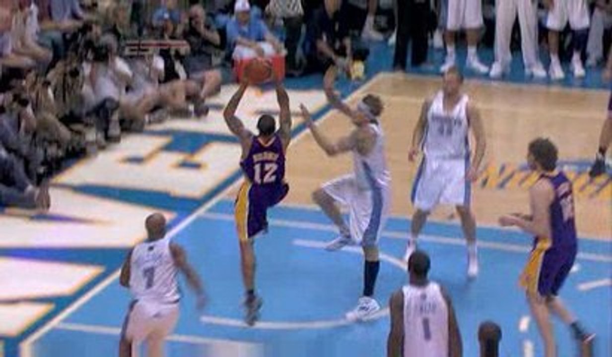 Nba Chris Andersen "The birdman" big block on shannon brown