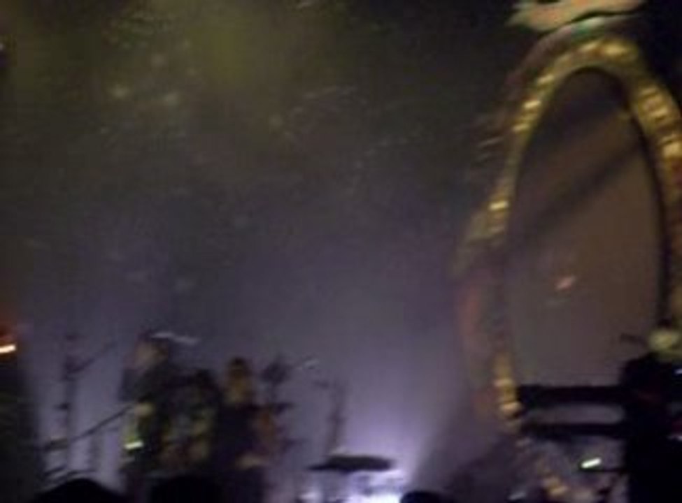 Entrée sur scène d'Olivia Ruiz à Clermont Ferrand