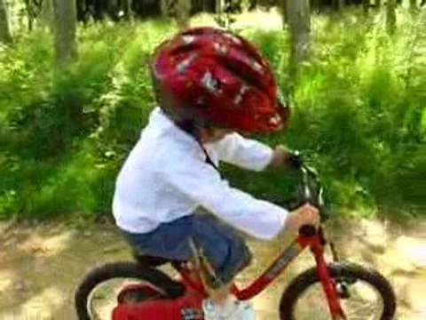 Solene fait du vélo dans la coulée verte