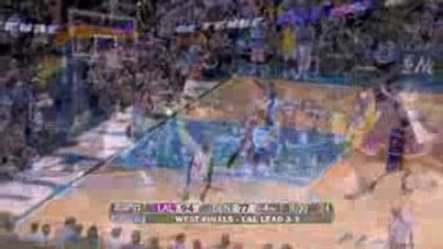 Pau Gasol finds Kobe Bryant with the bounce pass and Bryant