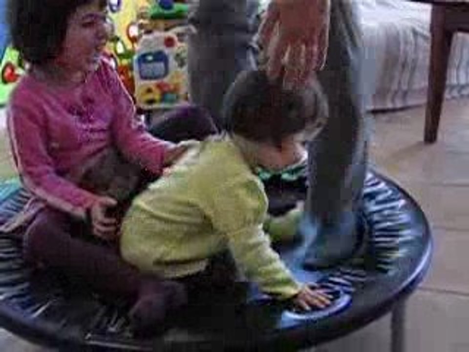 Solene & Leia avec Papa sur le trampoline