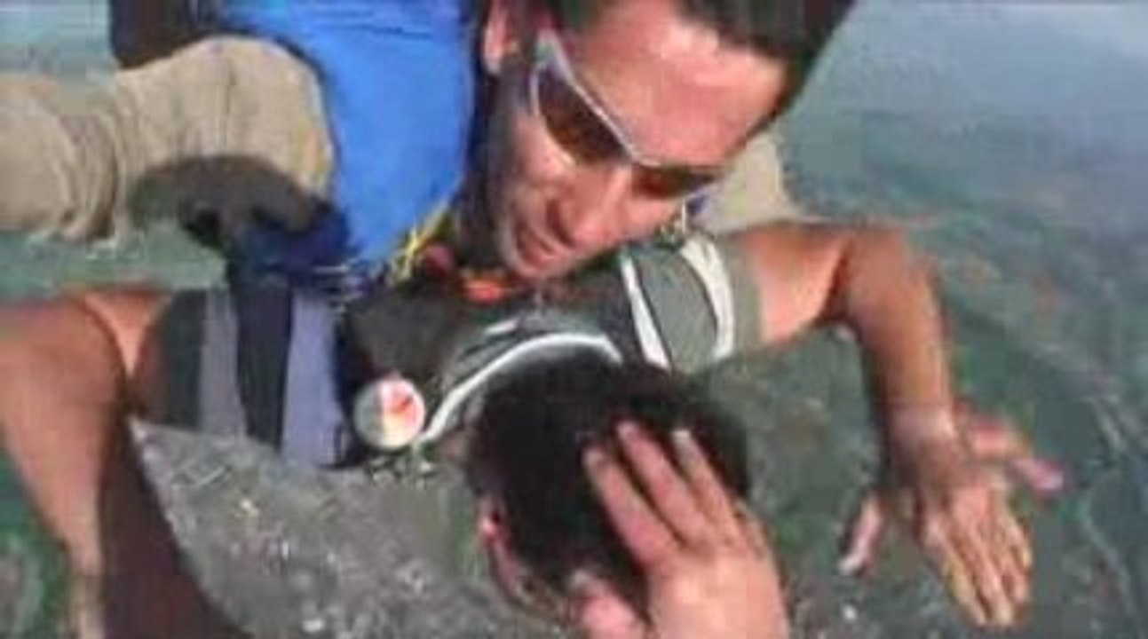 Saut en parachute a Annemasse le 24 mai 2009 vitesse ralenti