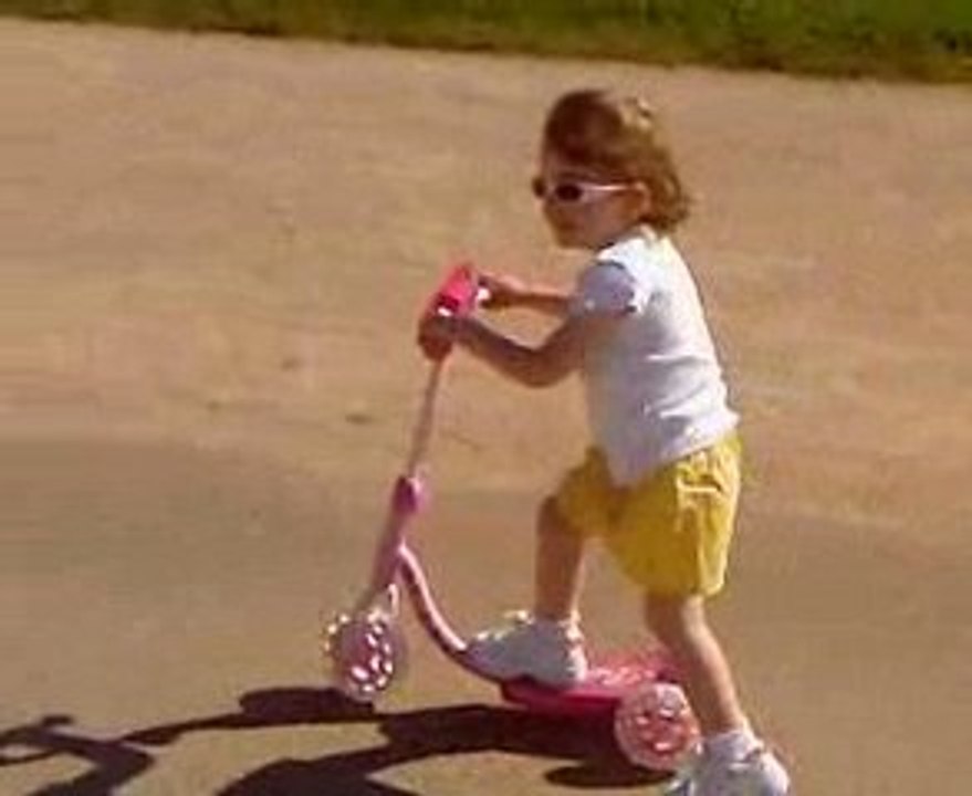pauline et la trotinette