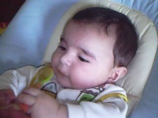 Solan mange son premier pot a la pomme