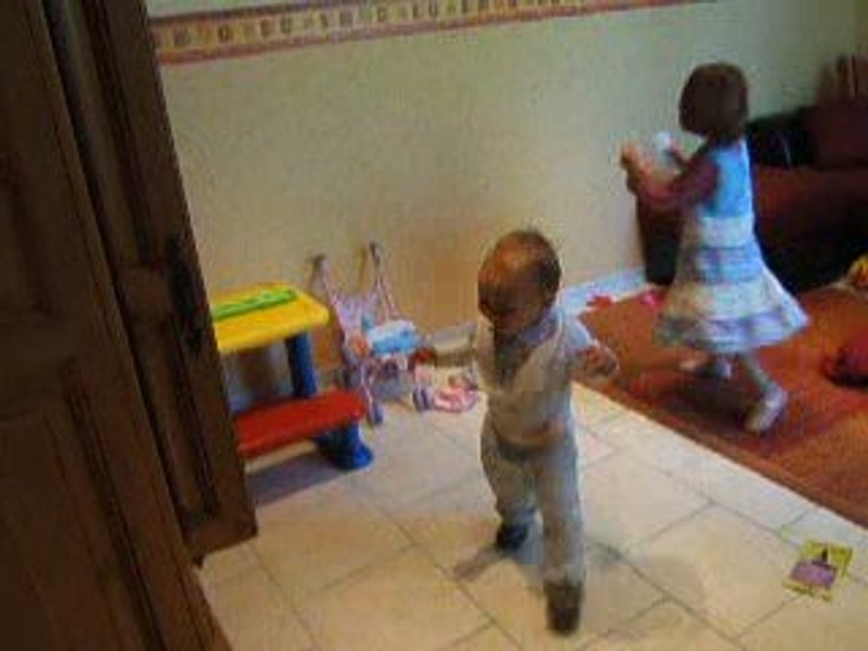 Lola et Hugo dansent