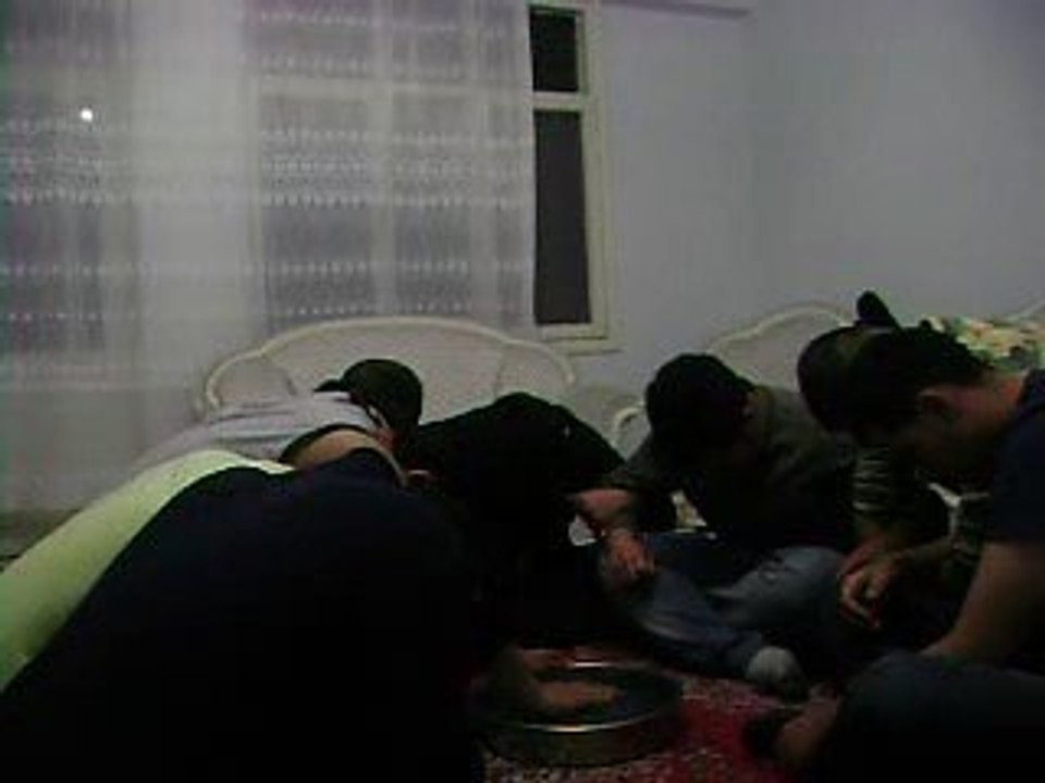 cin çağrma:)çok komik! öğrnci evnde su ile üç harfli çğrma.!