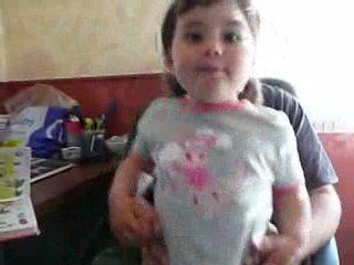 Marie fait la fofolle avec papa