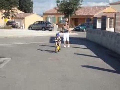 Aloïs fait du vélo tout seul