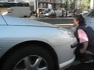 la dame qui pisse entre les voitures 18éme arr