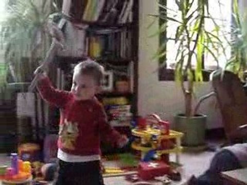 Maria & Gaël danse devant la télé (4 avril 2009)