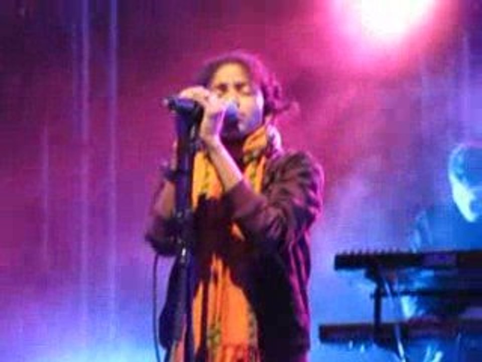 Nneka - Walking- live perpignan