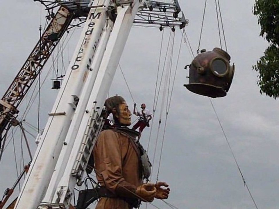Royal de Luxe - Le géant met son casque de scaphandre