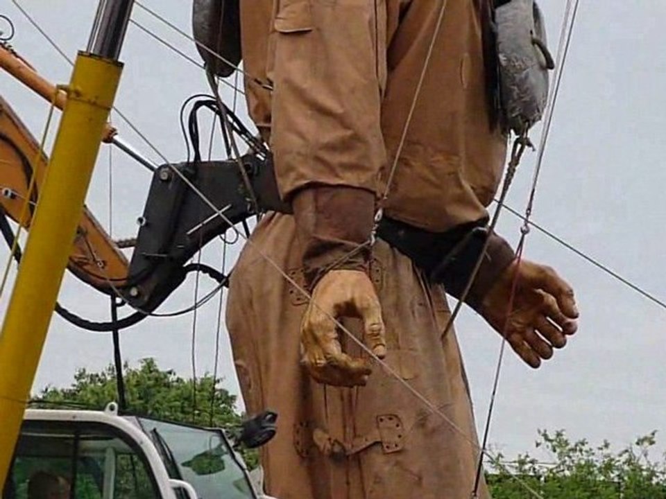 Royal de Luxe - Un arnacheur dans la main du géant