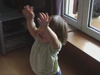 Justine chante et danse