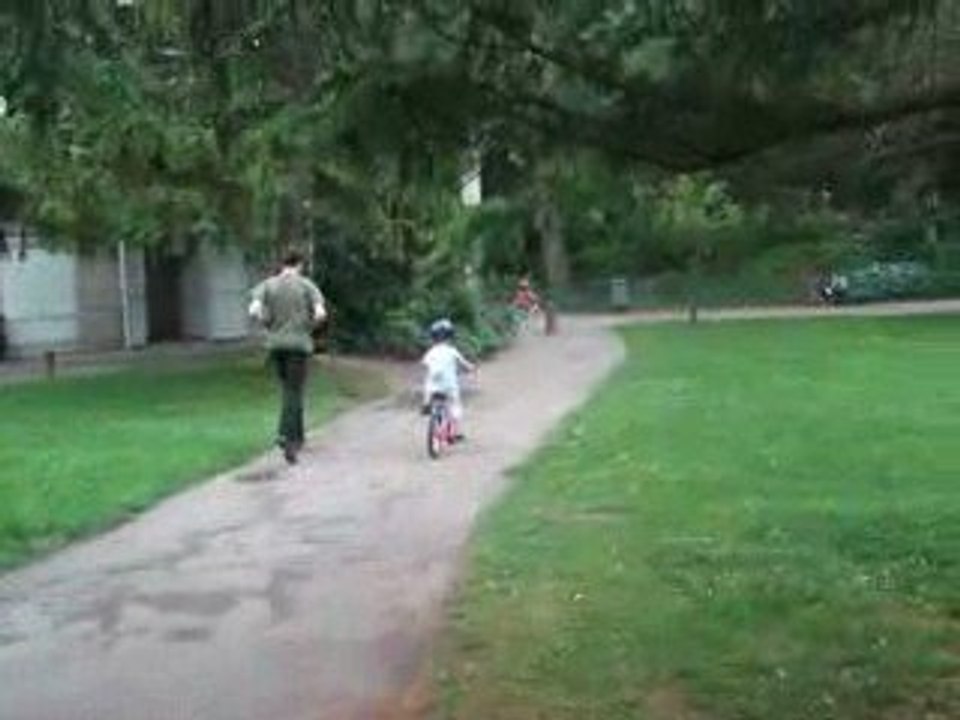 thomas fait du vélo tout seul
