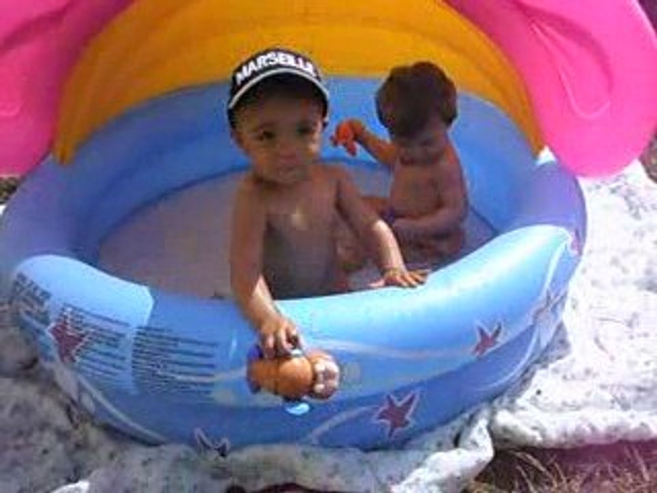 Aaron & Lola se baignent !