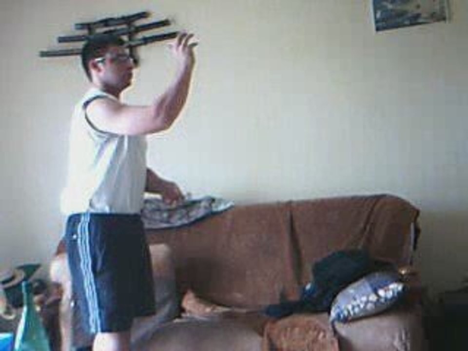 Robin des Bars joue aux flechettes