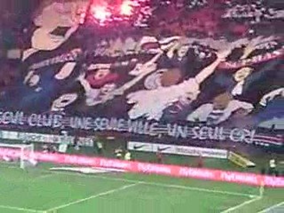 Psg-om tifos déployé