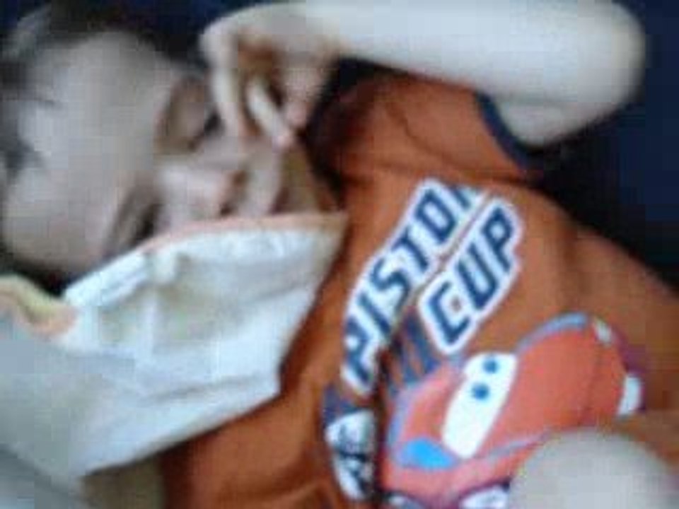 léo parle et fait le fou