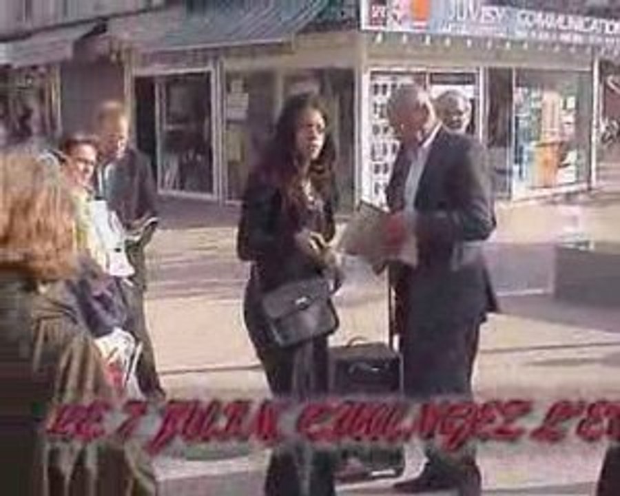 Monique Saliou en campagne à Juvisy