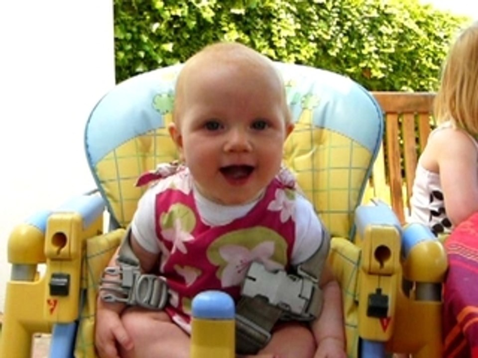 camille commence à faire les marionnettes !