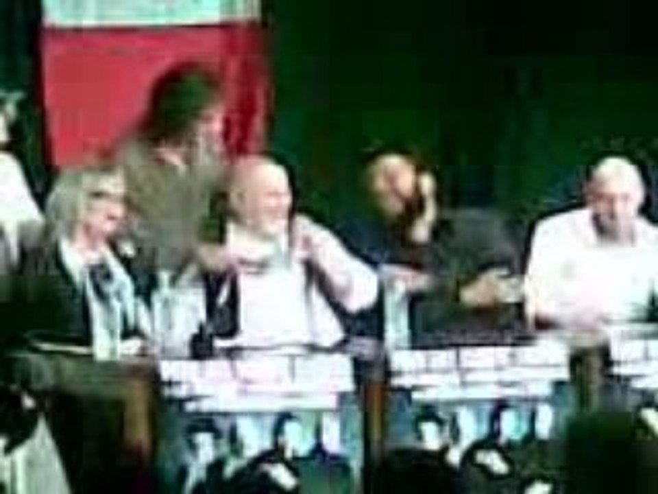 Quand Carlos fait un big bisou à Dieudonné