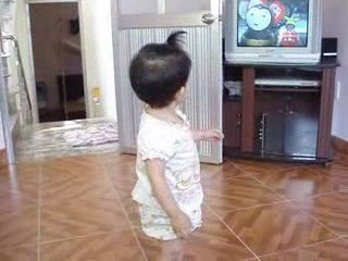 Clip Bông múa hát theo chị Xuân Mai