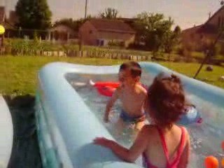 wilson et alissa a la piscine