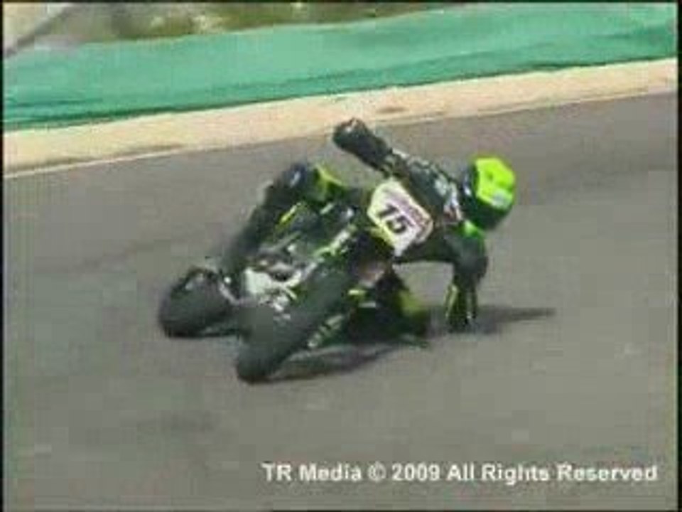 Arsouille genoux et coudes à terre en supermotard