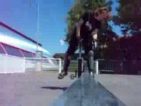 Chute monocycle Angelianne au skate park sur une barre