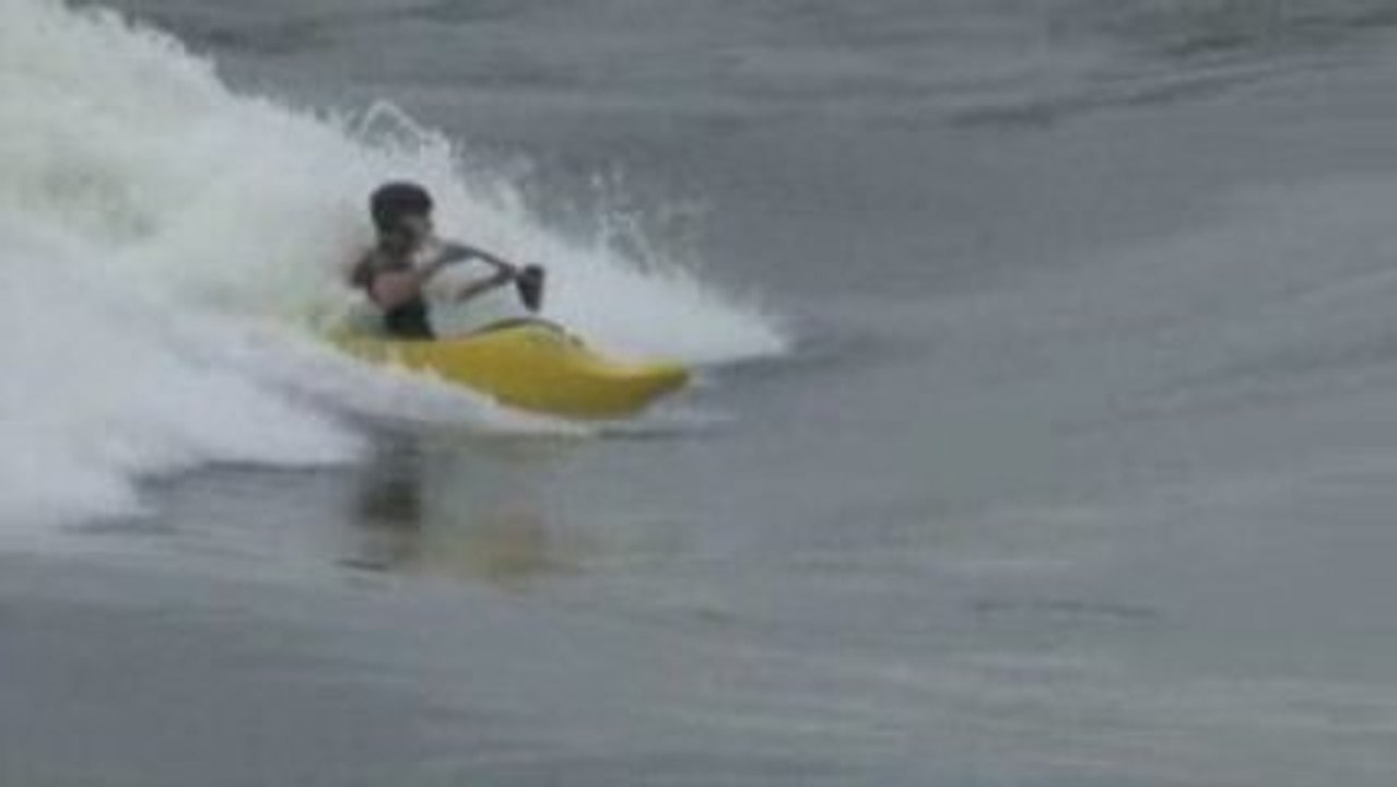 Surfer sur le Saint-Laurent à Montréal - Québec, Canada