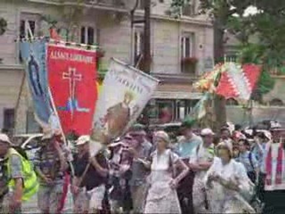 Arrivée pèlerinage Chartes-Paris  avenue de Tourville.
