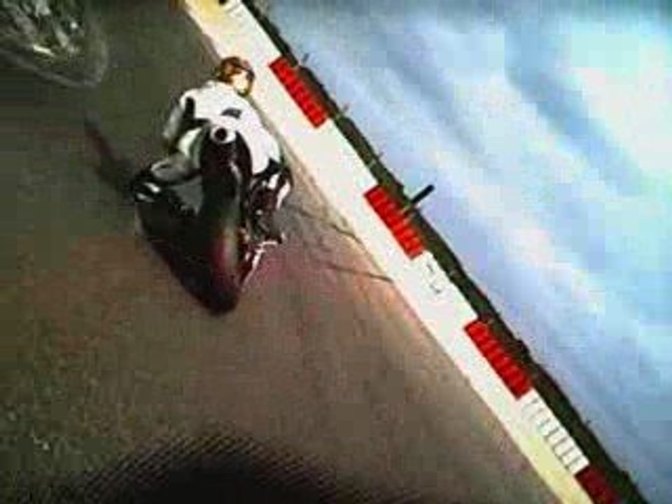 moi en r6 07 et mon pote 600 gsxr k8 au ledenon le 30 mai