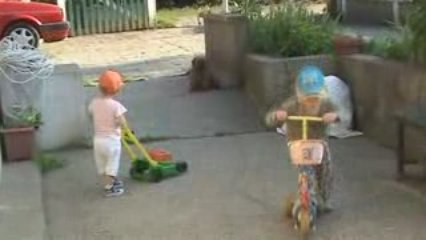 sacha qui fait joujou avec la tondeuse