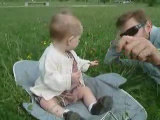 Petite Louise cueille des fleurs