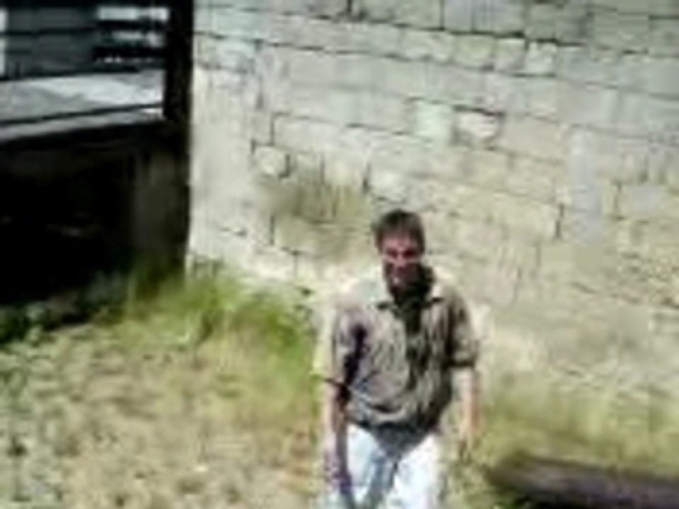 Etienne se crak en sautant une muraille