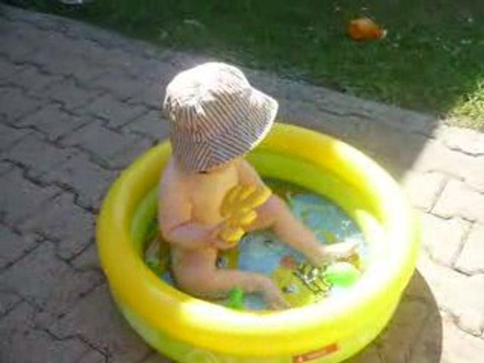 Mathys dans sa piscine