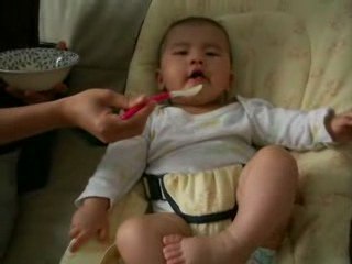 Julie mange les miettes de brioche