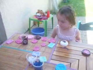 lenaic fait de la pate à modeler