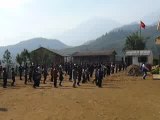 Vietnam cours de gym a Sapa chez les Hmongs, ethnie du nord