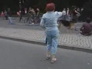 Grand-Mère danse sur de la Techno