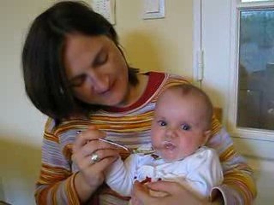 Caroline goûte au fromage blanc