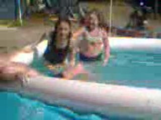 moi à la piscine chez john et michel de hautes de rivières