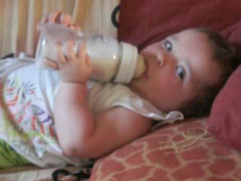 Eden boit son biberon toute seule... enfin presque!!!