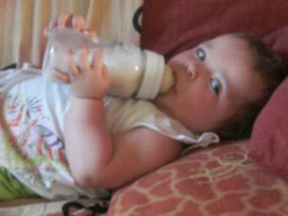 Eden boit son biberon toute seule... enfin presque!!!