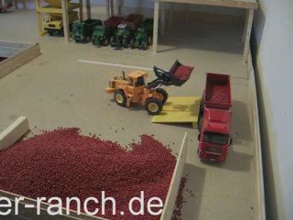 MAN mit Schmitz Auflieger 'Cargo Bull Nr. 6727 wird beladen