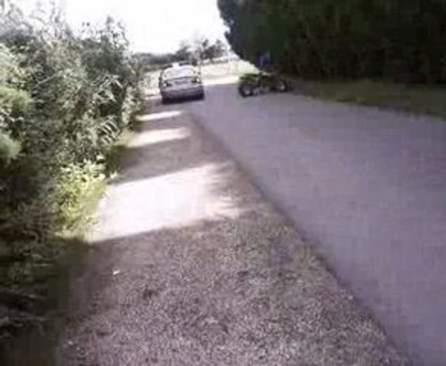 Mdr un mec con ki voulai fer le malin avec son quad